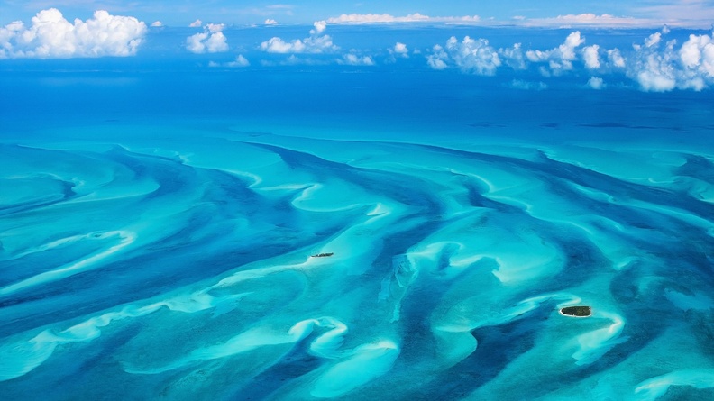 Lonley islands aerial view with sand bottom patterns